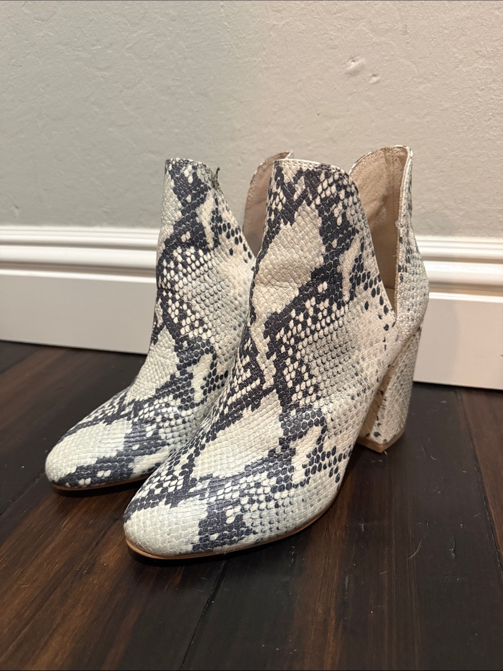 Steve Madden Cream and Gray Snake-Print Ankle Boots size 6